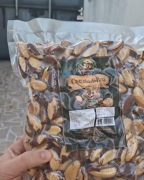 Pacote de castanha-do-pará de 1kg selado a vácuo, com o rótulo da Amazônia Perin